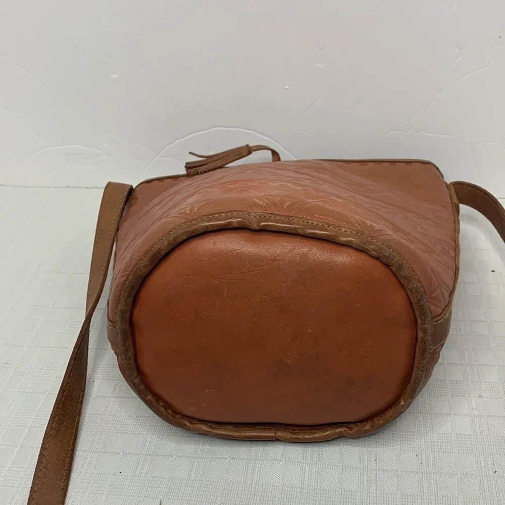 UNSIA MADE IN URUGUAY leather bucket style zip top bag